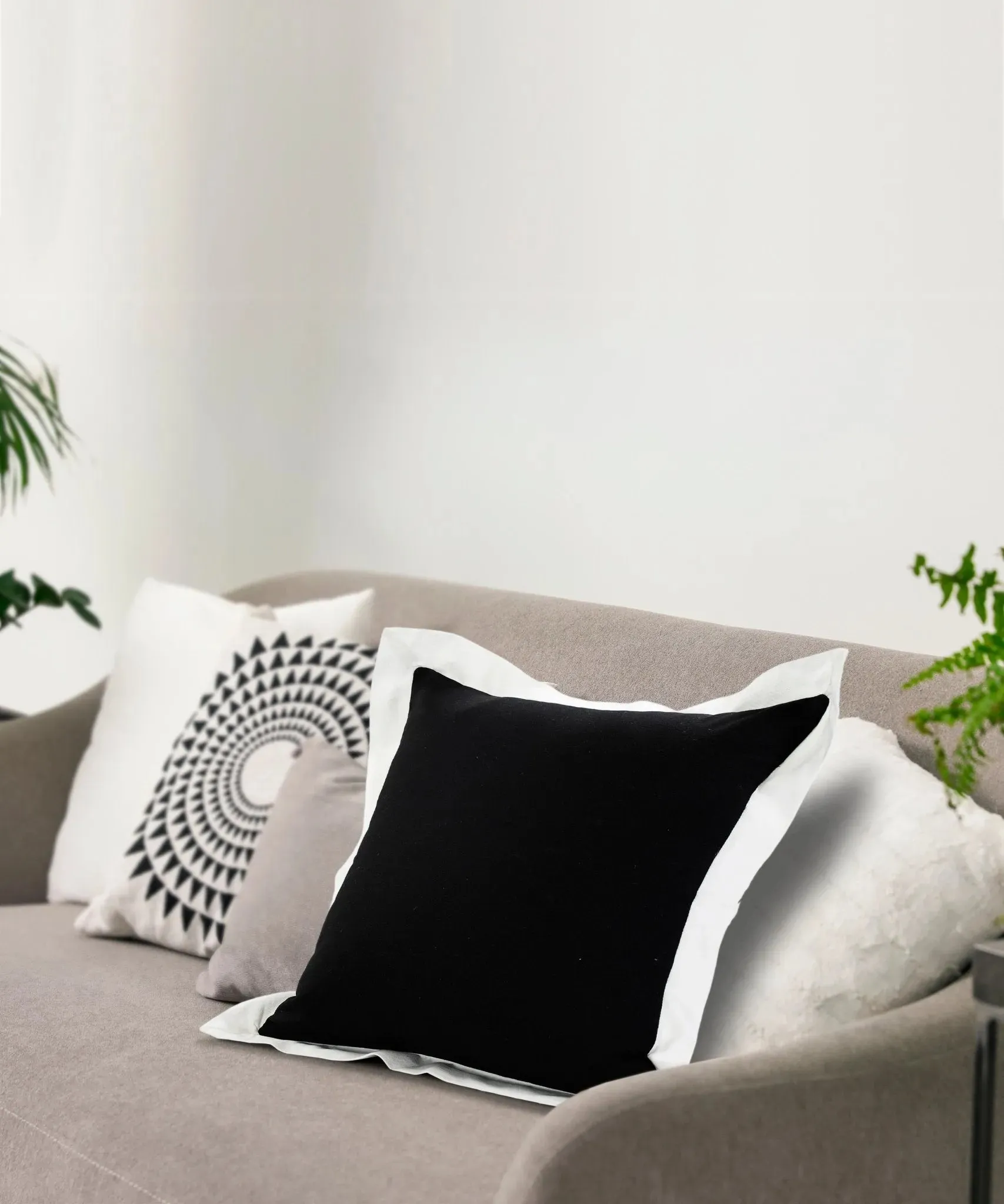 Empire Lr07728 Black/White Pillow